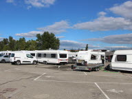 Les gens du voyage se sont installés sur la place du marché