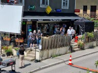 Mélanie Laurent et Benoît Magimel en tournage pour la série "À l’ombre des forêts"