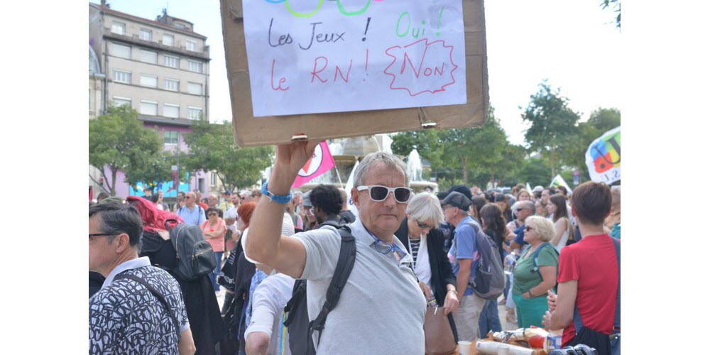 "Les jeux, oui ! Le RN, non !" ou encore “Hé Jordan, tu veux mon doigt?" pouvait-on lire sur des pancartes, lors du rassemblement à Valence. Photo Le DL/Tristan Bonhoure