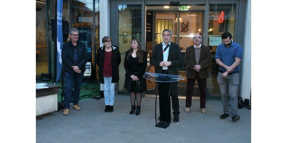 Autour du maire Philippe Rollet, Philippe Rossi présent à un double titre (maire de Villargondran et directeur du centre technique municipal), Françoise Costa présidente de l’Office de tourisme Montagnicimes, Sophie Verney conseillère départementale, Jacky et Maxime Opinel.  Photo Le DL /Frédéric Thiers