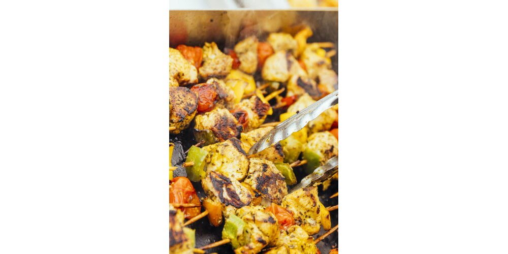 Une bonne marinade, parfois ça change tout ; ici des brochettes de poulet au curry et gingembre (recette ci-dessous) .