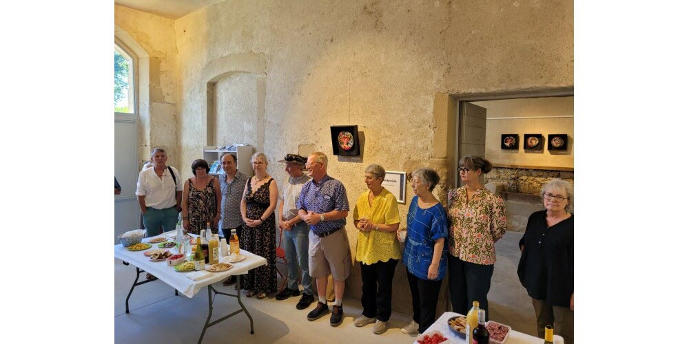 Robert Pinet a accueilli les artistes au château de l’Arthaudiere.  Photo Françoise Cogne-Ulliers