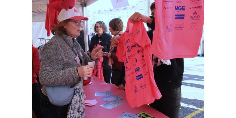 Au Village rose, place Georgin à Épinal, les bénévoles de la Ligue contre le cancer seront encore bien là ce dimanche. Photo Victor Salvador