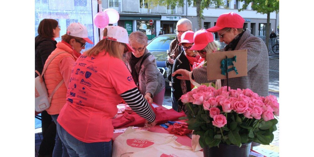 Au Village rose, place Georgin, les bénévoles de la Ligue contre le cancer seront encore bien là ce dimanche. Photo Victor Salvador