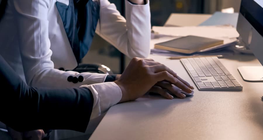 homem assediando fisicamente colega de trabalho