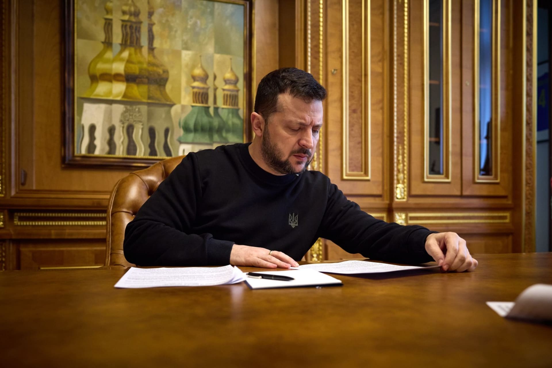 Ukrajinský prezident Volodymyr Zelenskyj v kanceláři v Kyjevě