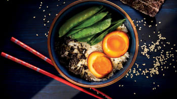 Marinované ramen vejce s rýží a cukrovým hráškem podle Chili Ta Thuy