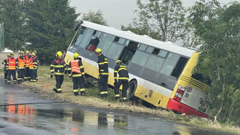 Chlapec přišel při nehodě autobusu v Litvínově o nohu. Šofér, který usnul, se dohodl na trestu