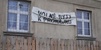 Plíseň, švábi a holobyty jako ve válce. Ústecké ghetto v Předlicích dráždí úřady i obyvatele