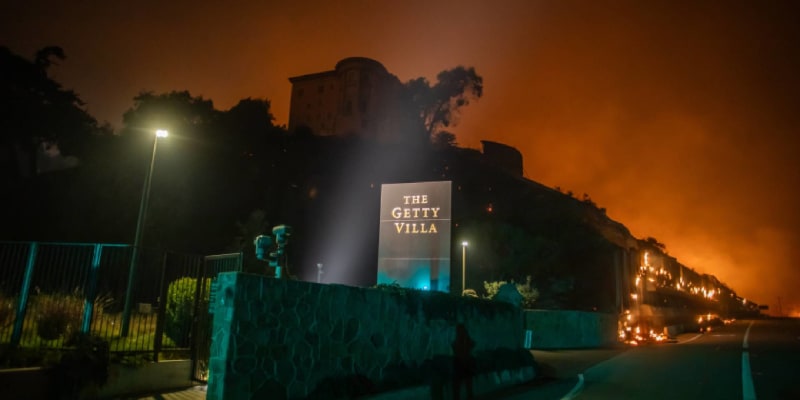 Plameny se blížily k muzeu v Gettyho vile