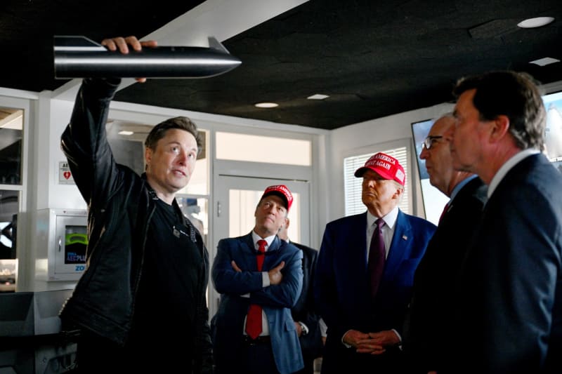 Takhle to letí, Donalde. Elon Musk v řídícím středisku SpaceX v listopadu 2024 ukazoval zvolenému americkému prezidentovi model lodi Starship