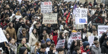 Neštěstí při protivládních protestech v Bělehradě. Do davu najelo auto, zranilo 26letou ženu 