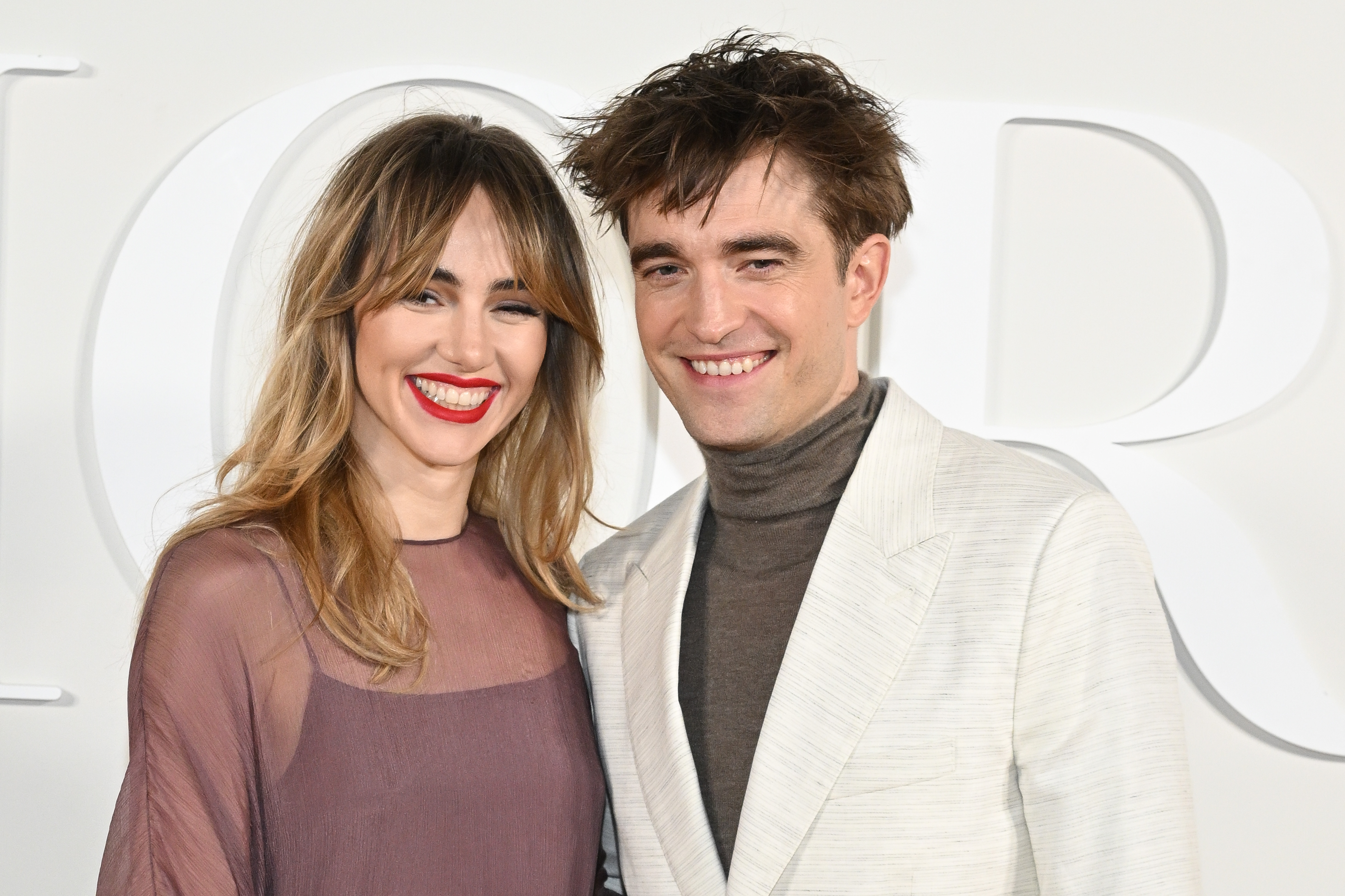 Suki Waterhouse and Robert Pattinson attend the Dior Fall Menswear Show in Giza, Egypt on December 03, 2022. | Source: Getty Images