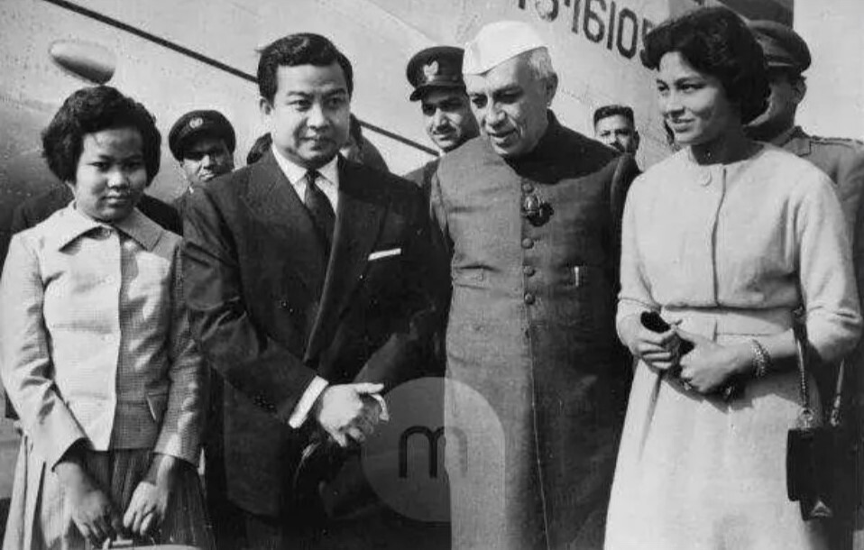 nehru-sihanouk-delhi-airport-jan1960