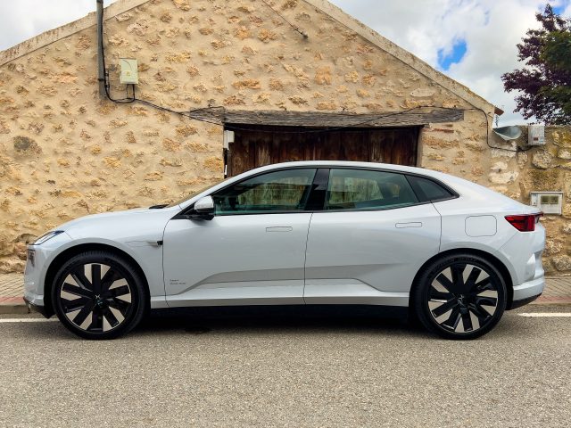 A grey Polestar 4 seen in profile