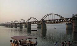 Rajahmundry: railway bridges over the Godavari River