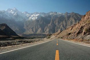 Tibet Autonomous Region: road along the Himalayas