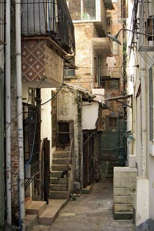 narrow street in Guangzhou