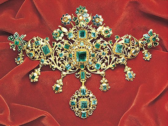 Stomacher brooch