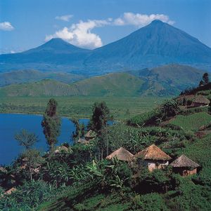 Uganda: houses near Mount Muhavura