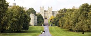 Approach to George IV Gateway, in the south wing of Windsor Castle, via the Long Walk and the Great Park, Windsor, Berkshire, Eng.