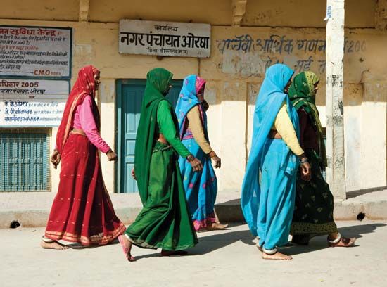 Women wearing saris in Orchha, Madhya Pradesh state, India.