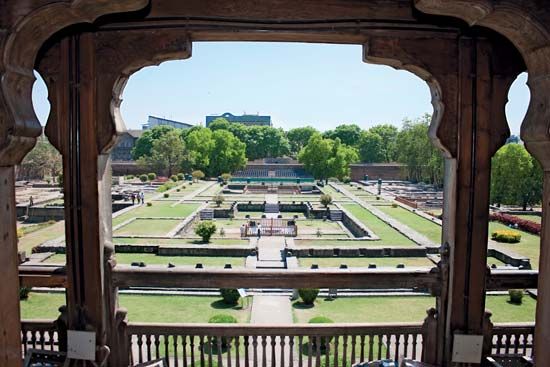 Pune, Maharashtra, India: palace garden