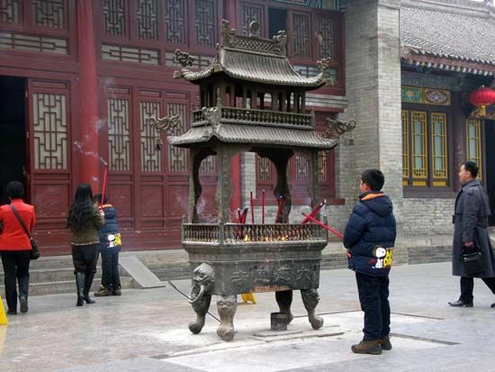 Daci'en Temple: burning incense