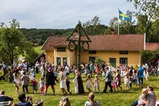 Midsummer: maypole dance