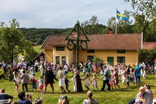 Midsummer: maypole dance