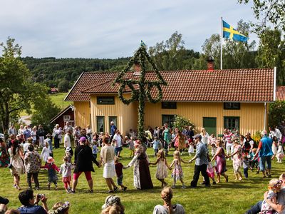 Midsummer: maypole dance