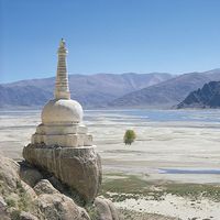 Stupa on the bank of the Tsangpo (Brahmaputra) River