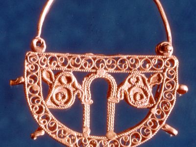 Early Christian filigree gold earring, 7th century; in the Benáki Museum, Athens