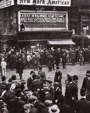 crowds awaiting news of the Titanic's sinking