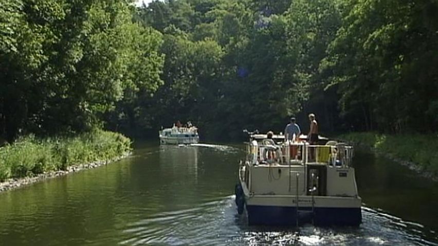 Experience a family holiday on a houseboat in Germany