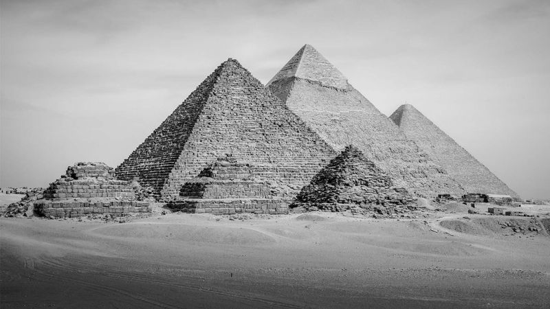 Who built the Pyramids of Giza?