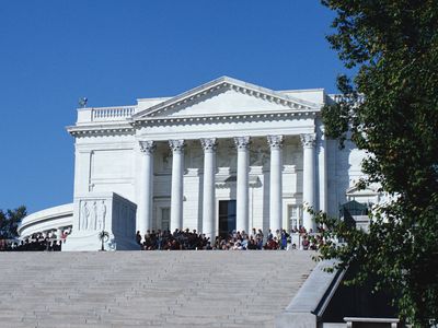 Tomb of the Unknowns (foreground) and the Memorial Amphitheater, Arlington National Cemetery, Virginia.