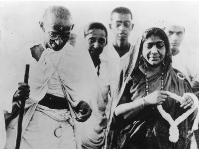 Mahatma Gandhi and Sarojini Naidu on the Salt March