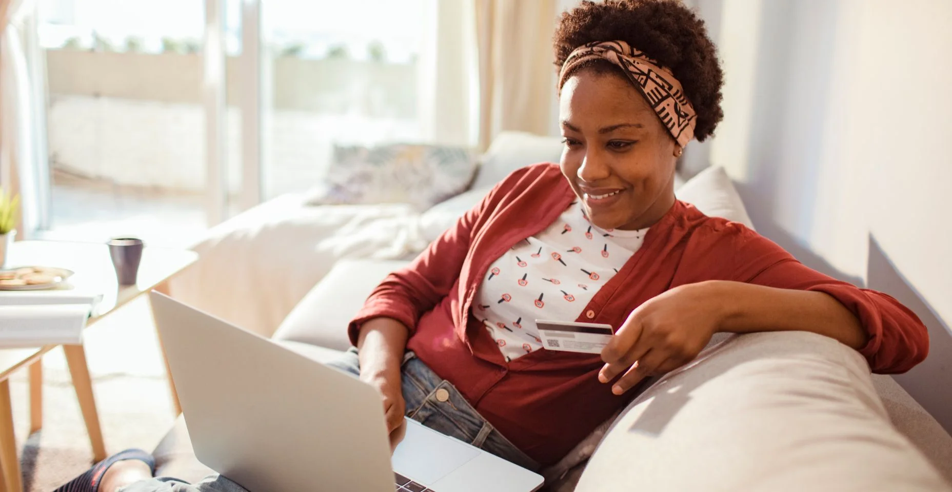 Mulher adulta jovem fazendo compras on-line em seu laptop