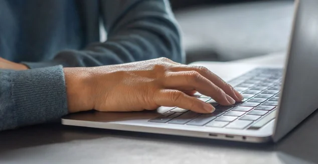 Mulher que trabalha com computador portátil moderno na tela do desktop para publicidade, maquete, tecnologia, publicidade, informações de pesquisa, design criativo, aprendizagem, webinar, estudo, assistindo na mesa