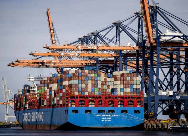 Een containerschip bij een terminal op de Tweede Maasvlakte in Rotterdam.