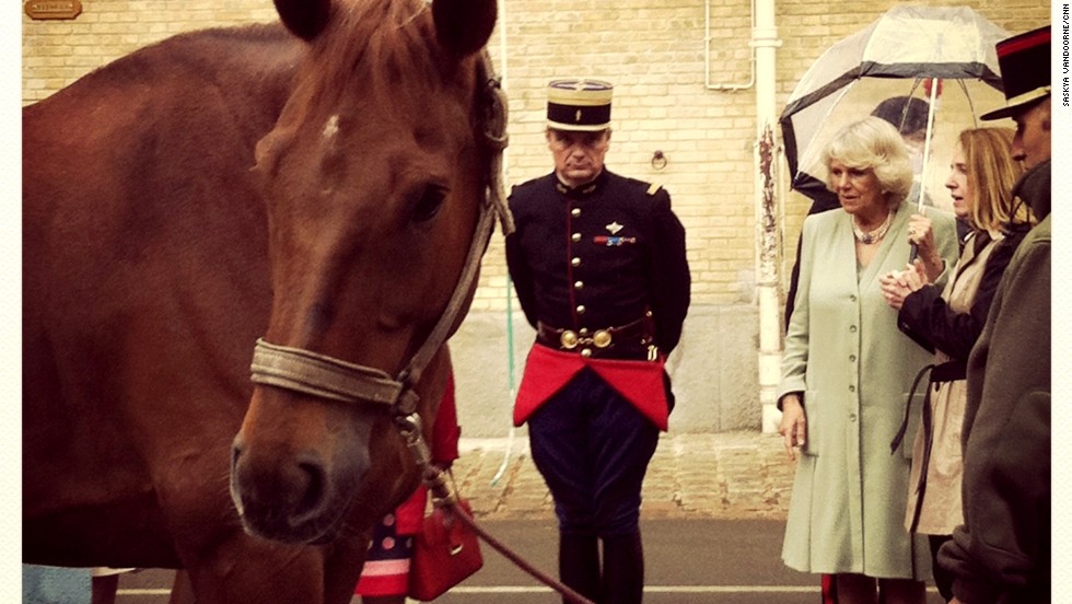 Camilla greets a member of la Garde républicaine.