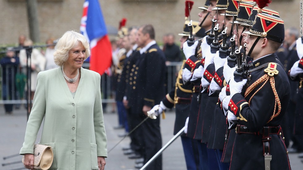 Camilla inspects an honor guard at la Garde républicaine headquarters. 