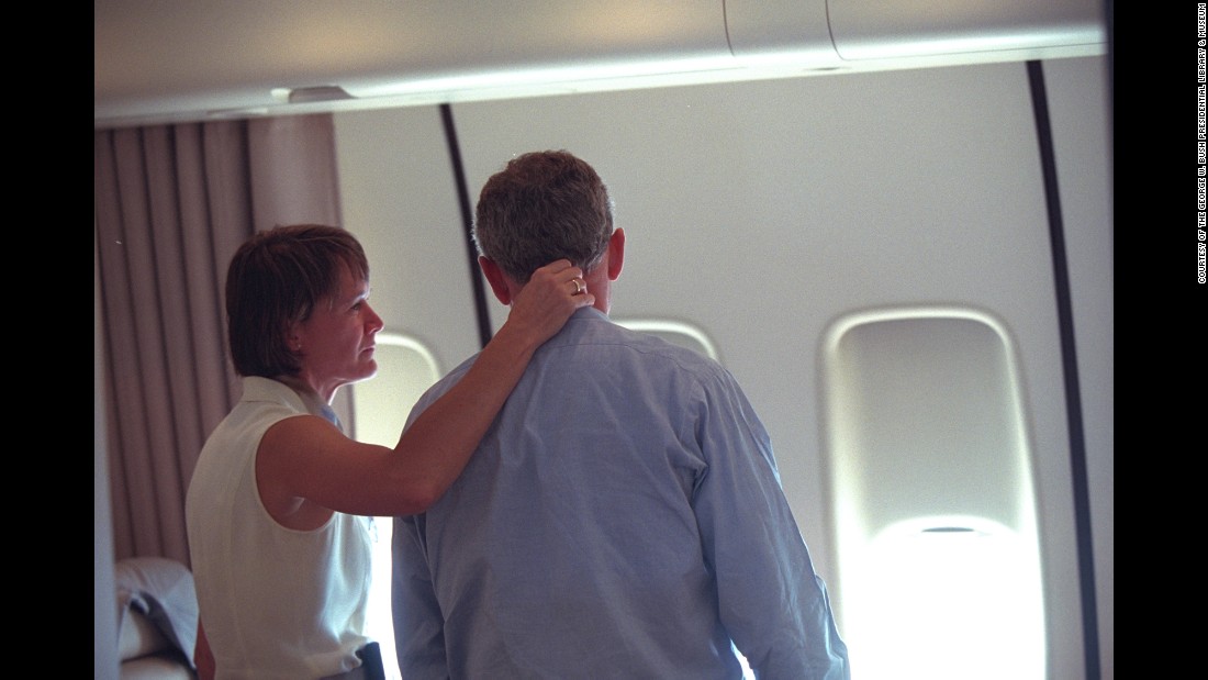 Aboard Air Force One, Bush talks with Lt. Col. Cindy Wright of the White House Medical Office.