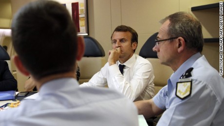 France&#39;s President Emmanuel Macron (2ndR) confers with officials aboard the presidential plane en route to Guadeloupe Island, the first step of his visit to French Caribbean islands, on September 12, 2017. 