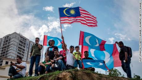 KUALA LUMPUR, MALAYSIA - MAY 10: Supporters of Mahathir Mohamad, chairman of &#39;Pakatan Harapan&#39; (The Alliance of Hope), wait for Mohamed to be sworn in as Malaysian prime minister, outside the National Palace &#39;Istana Negara&#39; on May 10, 2018 in Kuala Lumpur, Malaysia. Malaysia&#39;s opposition leader Mahathir Mohamad claimed victory over Prime Minister Najib Razak&#39;s ruling coalition Barisan National and set to become the world&#39;s oldest elected leader after Wednesday&#39;s general election where millions of Malaysians headed to the polls. The election has been one of the most fiercely contested race in Malaysia&#39;s history which resulted in a shocking victory as 92-year-old Mahathir made a comeback from retirement to take on his former protege Najib, who has been embroiled in a massive corruption scandal. (Photo by Ulet Ifansasti/Getty Images)