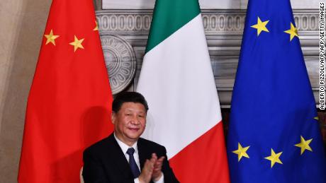 China&#39;s President Xi Jinping applauds during a signing ceremony of partnership agreements following a meeting with Italy&#39;s prime minister at Villa Madama in Rome on March 23, 2019 as part of a two-day visit to Italy. (Photo by Alberto PIZZOLI / AFP)        (Photo credit should read ALBERTO PIZZOLI/AFP/Getty Images)