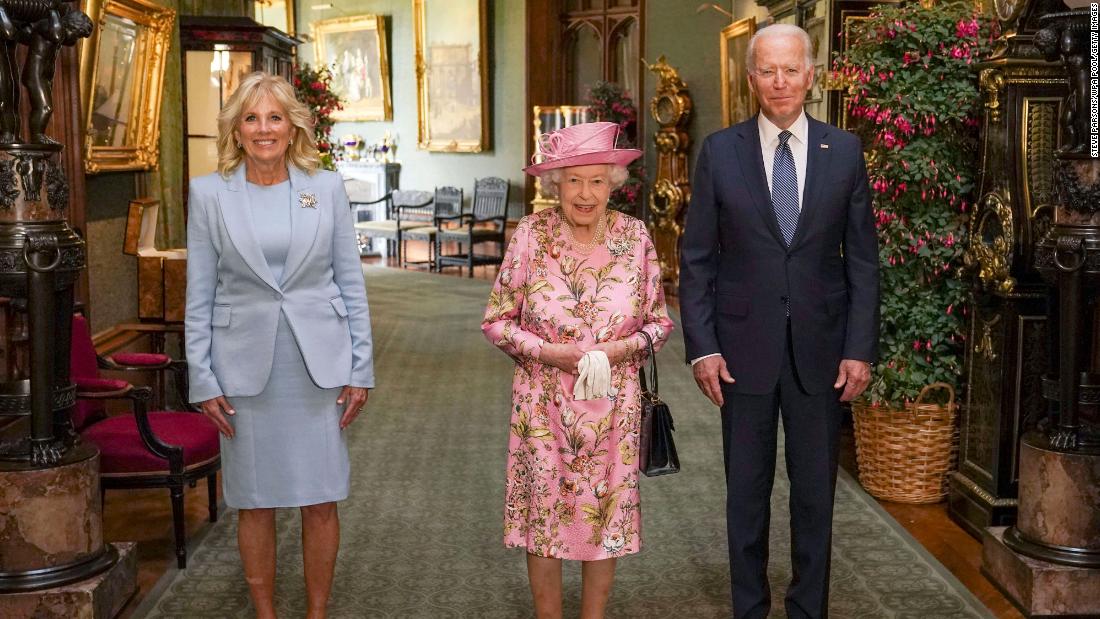 The Queen &lt;a href=&quot;https://www.cnn.com/2021/06/13/politics/president-biden-g7-day-3/index.html&quot; target=&quot;_blank&quot;&gt;meets with US President Joe Biden and first lady Jill Biden&lt;/a&gt; in the Grand Corridor of Windsor Castle in June 2021.