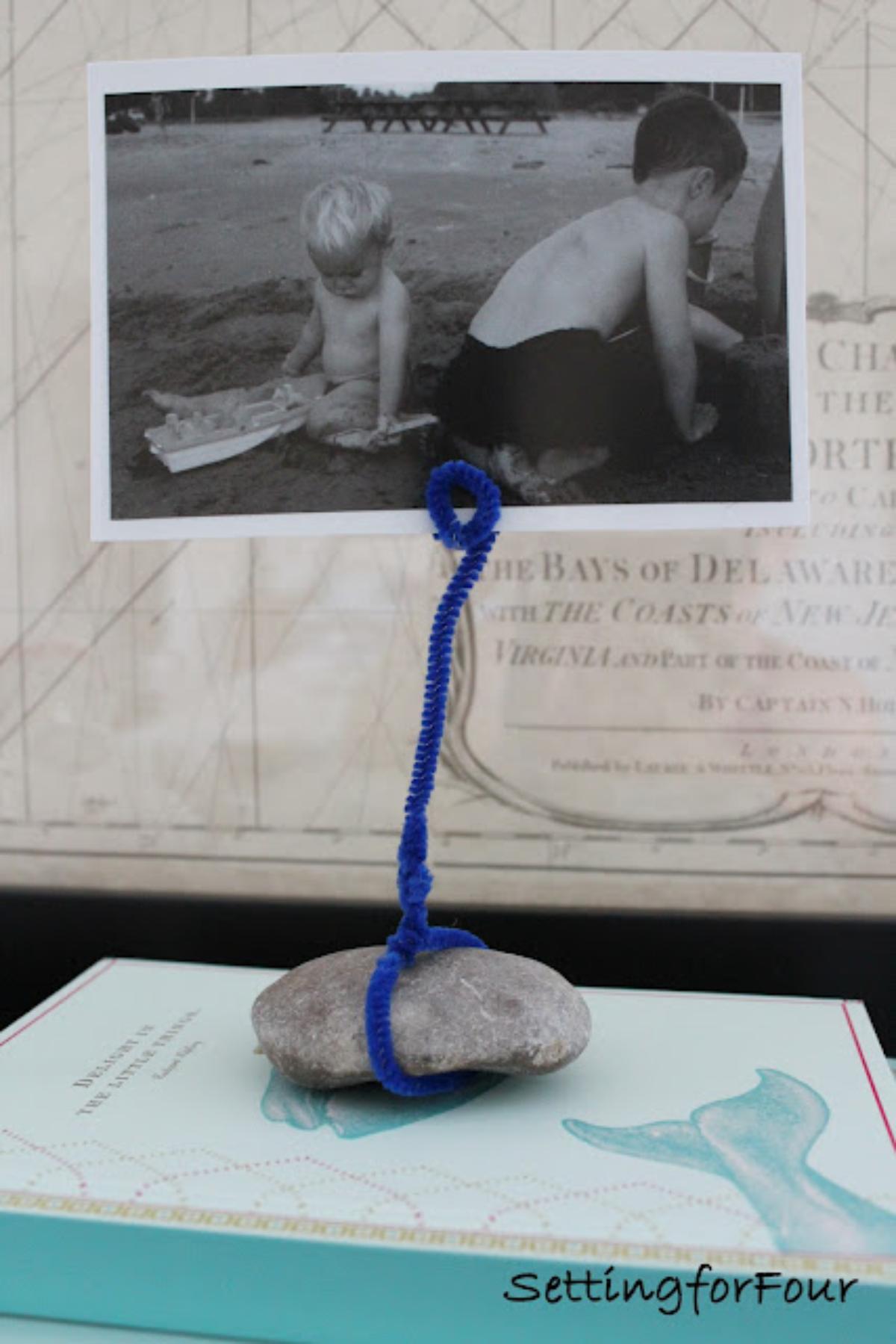 DIY Pipe Cleaner Photo Holder