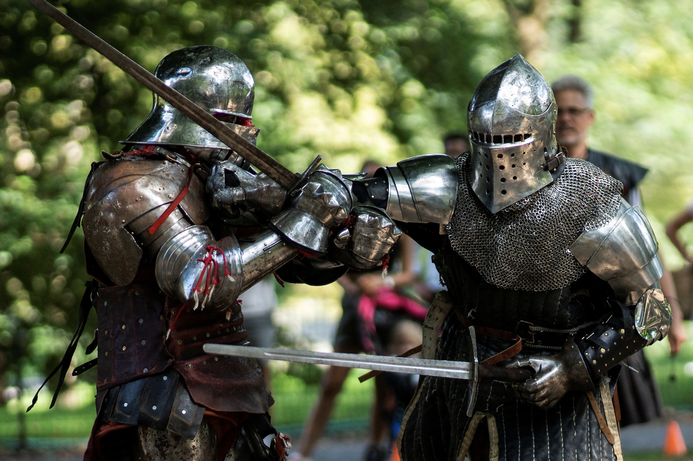 33 Painful Pics from Medieval Cage Fights